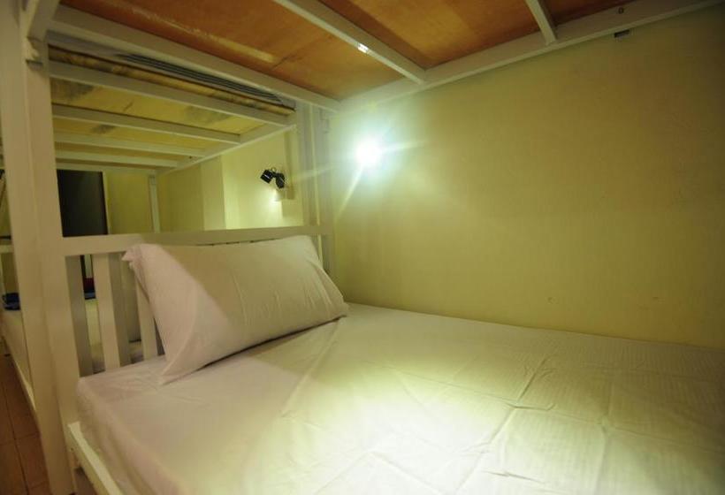 Phi Phi Bucket Hostel 10