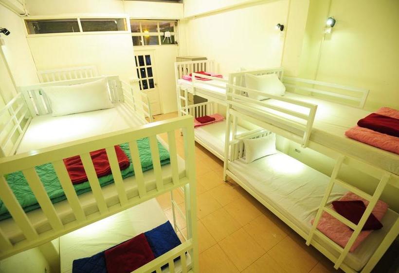Phi Phi Bucket Hostel 4