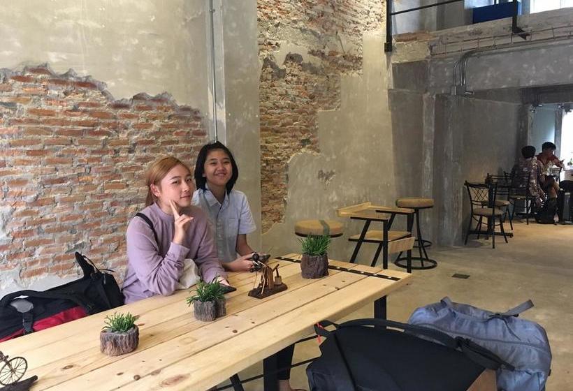 Hostel Udonbackpackers Beds And Cafe 16