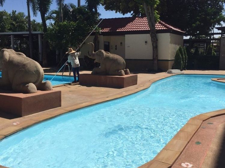 Sabai Hotel & Plaza 7