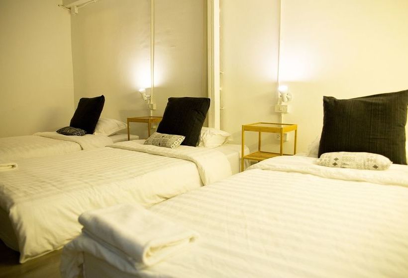 Two Gals And The Pig Boutique Hostel 14