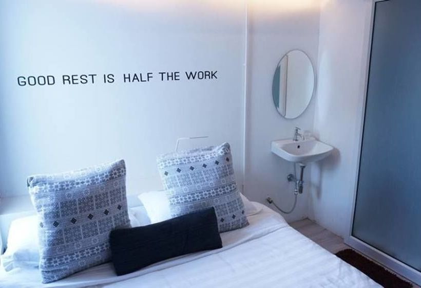 Two Gals And The Pig Boutique Hostel 18