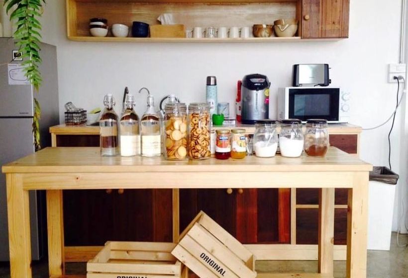 Two Gals And The Pig Boutique Hostel 3