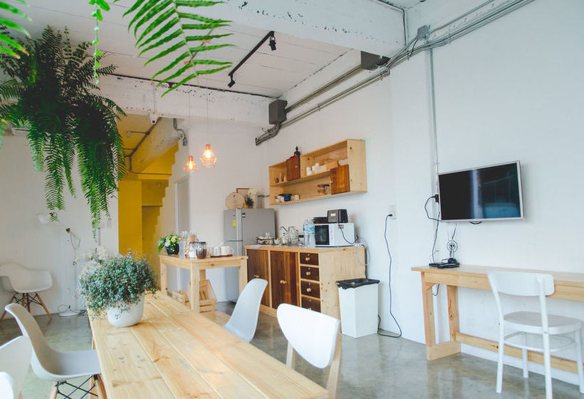 Two Gals And The Pig Boutique Hostel 6