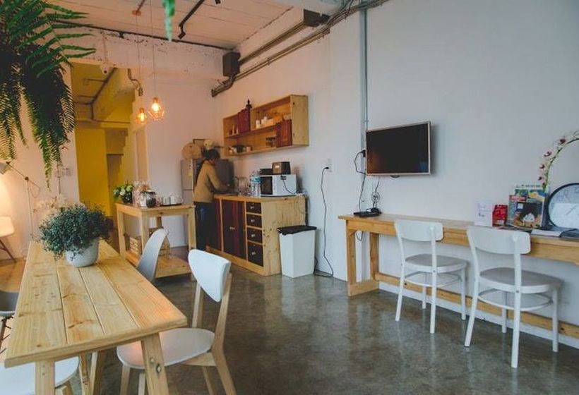 Two Gals And The Pig Boutique Hostel 7