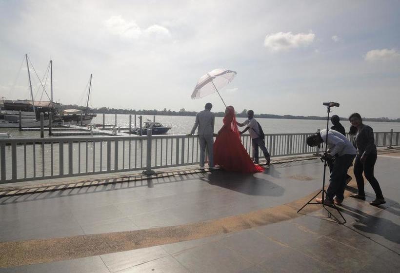 Hostel Marina Boat House 1