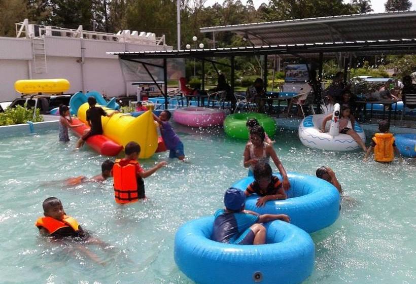 Hostel Marina Boat House 11