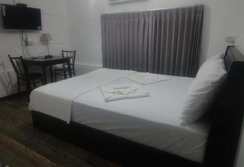 Hostel Marina Boat House 15