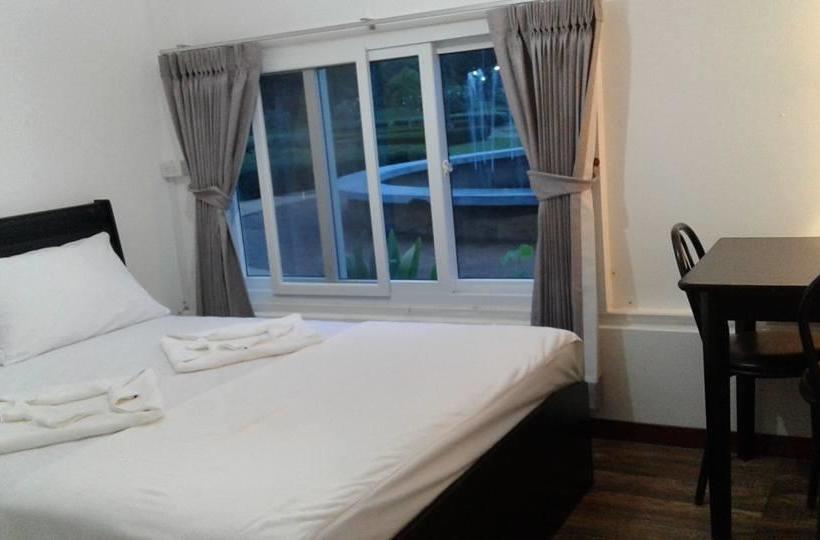 Hostel Marina Boat House 16