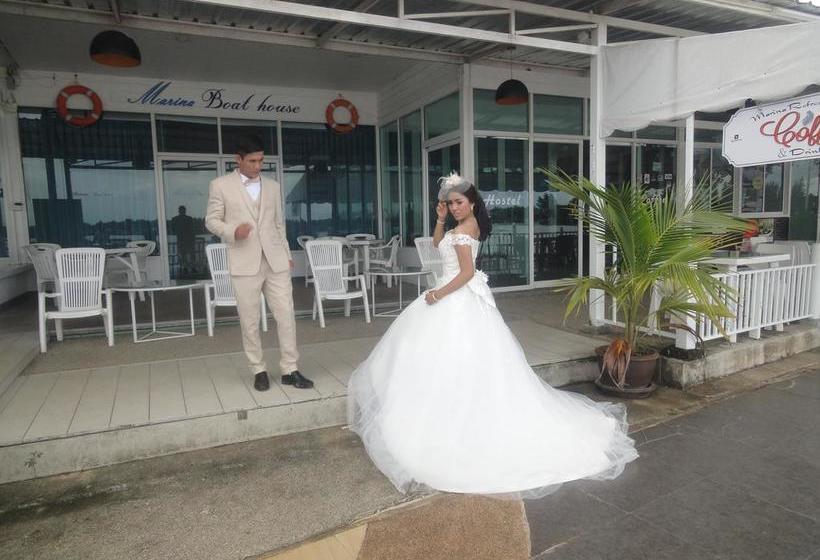 Hostel Marina Boat House 2