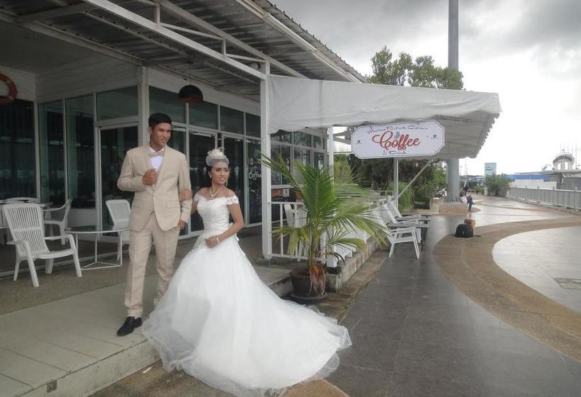 Hostel Marina Boat House 3