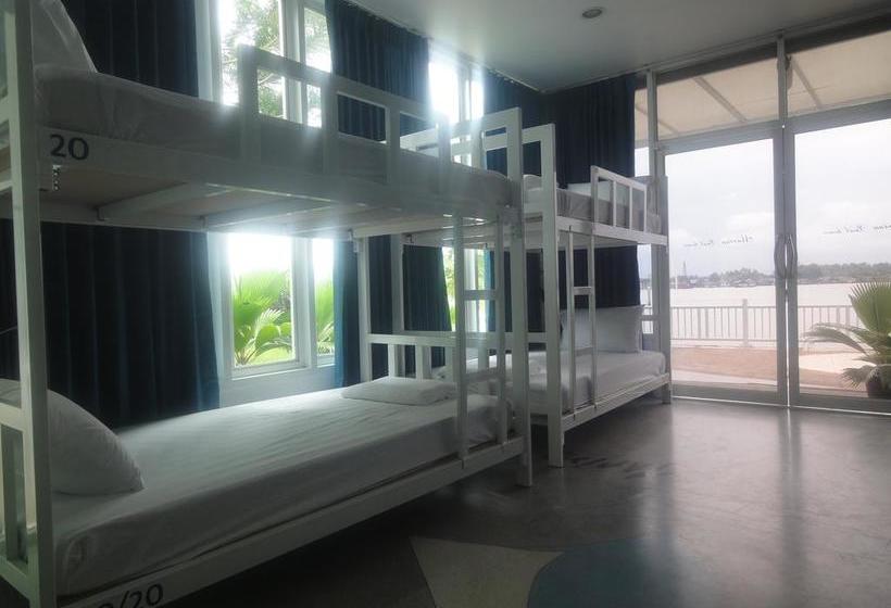 Hostel Marina Boat House 4