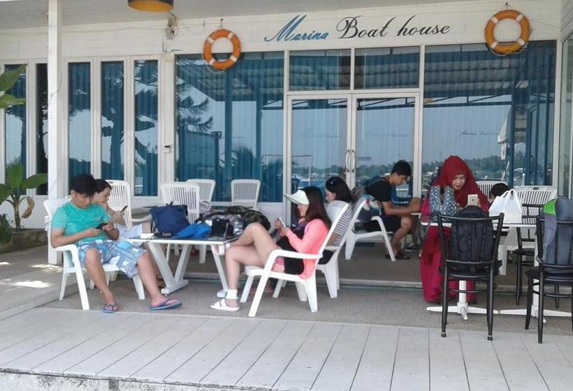 Hostel Marina Boat House 9