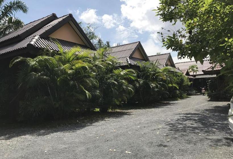 Floating Island Seafood & Resort 3