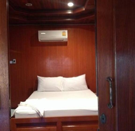 Floating Island Seafood & Resort 7