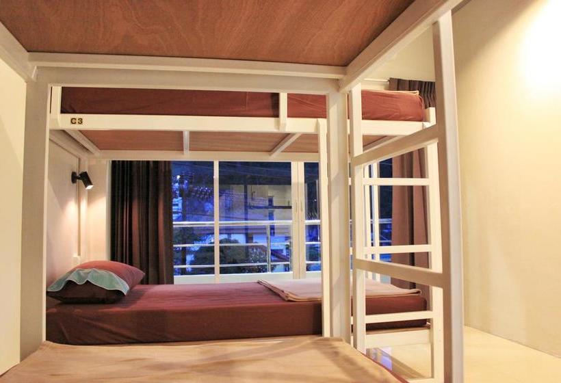 Ananas Phuket Central Hostel 11