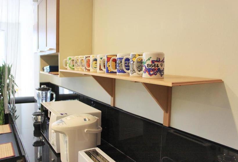 Ananas Phuket Central Hostel 8