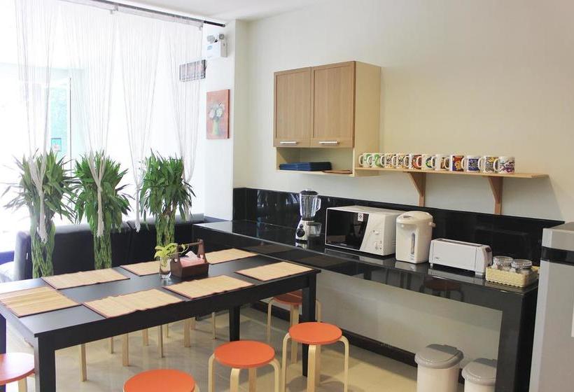 Ananas Phuket Central Hostel 9