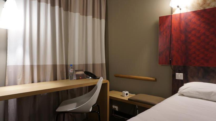 Hotel Ibis Moscow Kievskaya 12