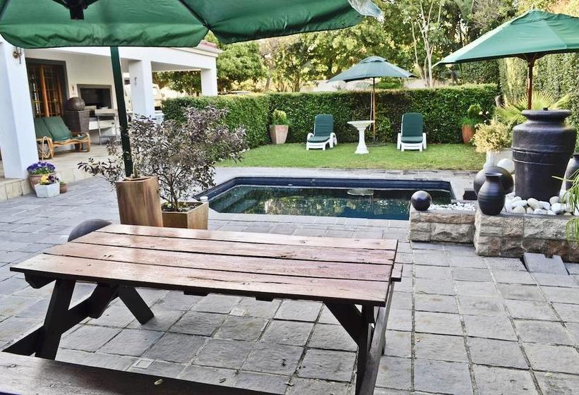 Hotel Woodlands Guest House 8