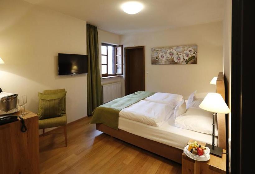 Hotel Weinkastell Zum Weissen Ross 8