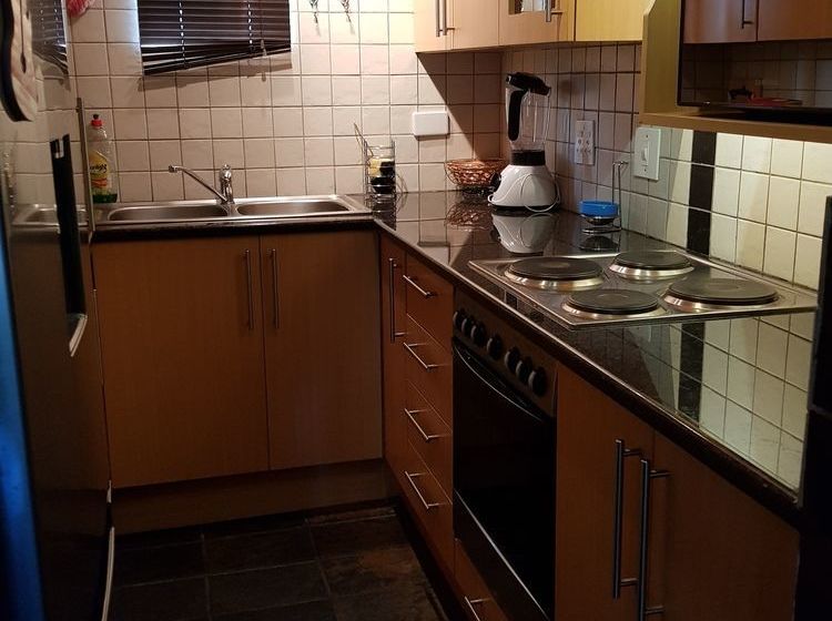 Six Valk Avenue Guest House 2