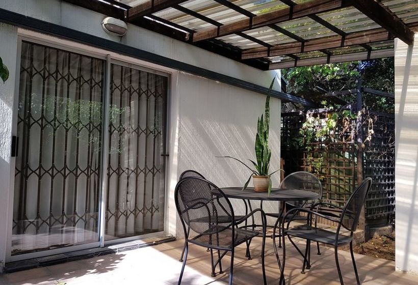 Six Valk Avenue Guest House 5