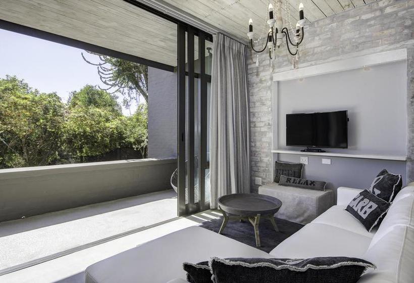 The House Quarters 15