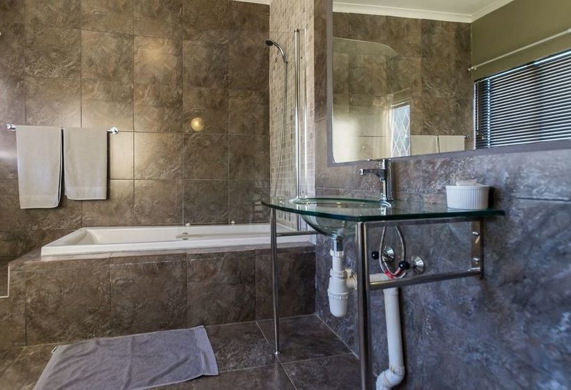 Pension Silverstone Guest House 12