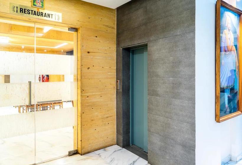 Hotel Treebo House Khas 13