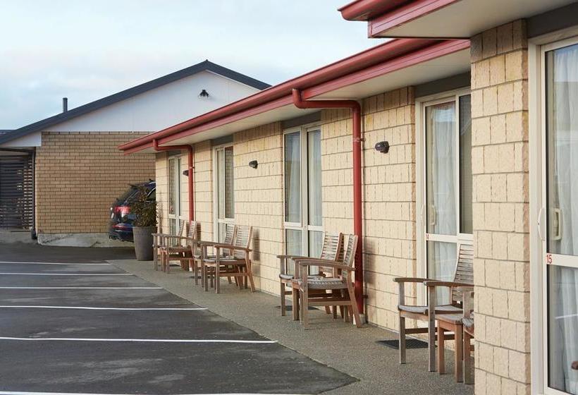 Admiral Court Motel & Apartments 1