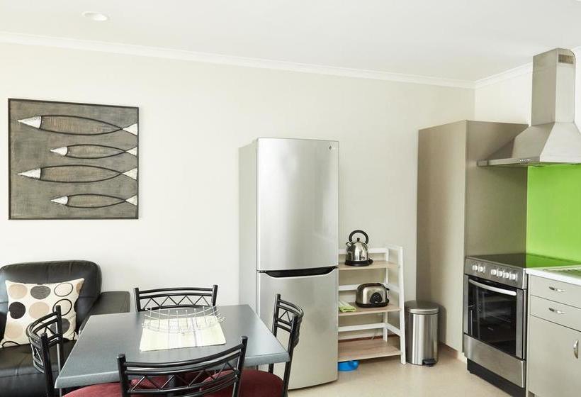 Admiral Court Motel & Apartments 5