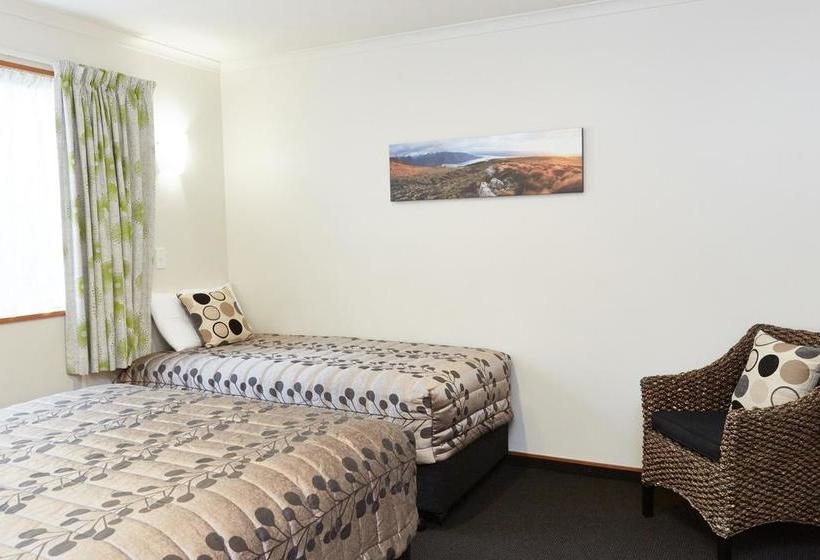 Admiral Court Motel & Apartments 8