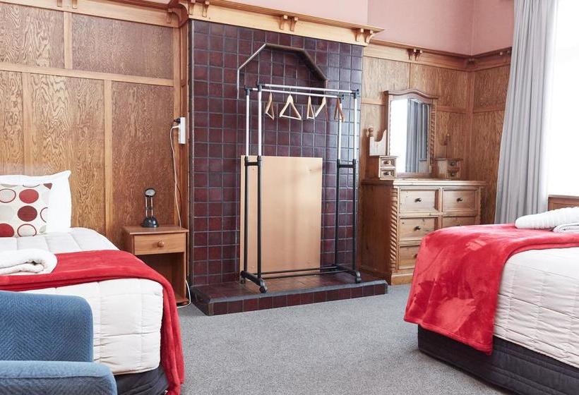 Admiral Court Motel & Apartments 9