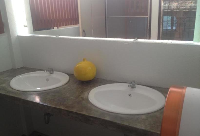 Hostel Baan Bua Guest House 20