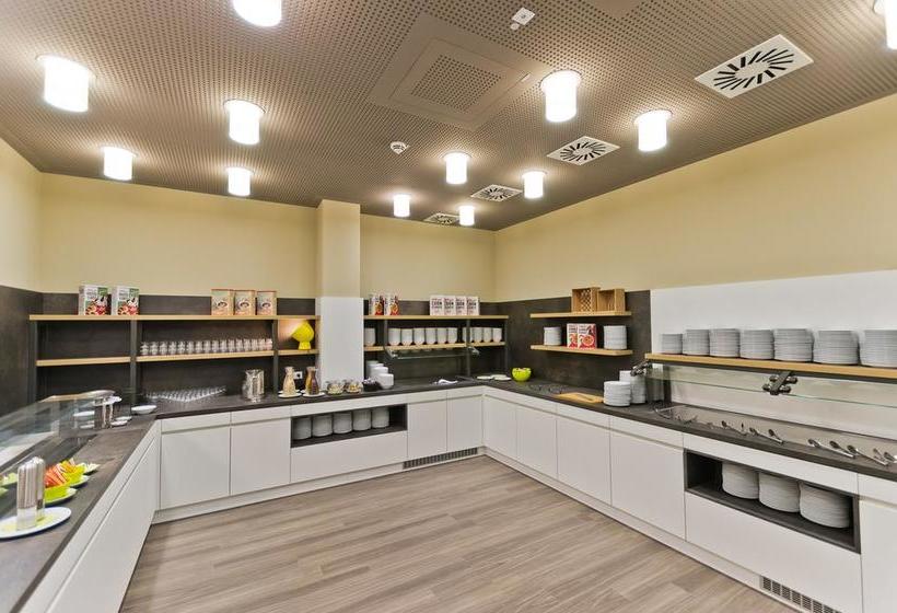 Hotel Super 8 Freiburg 12