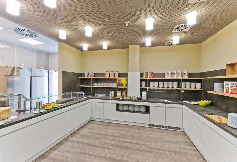 Hotel Super 8 Freiburg 13