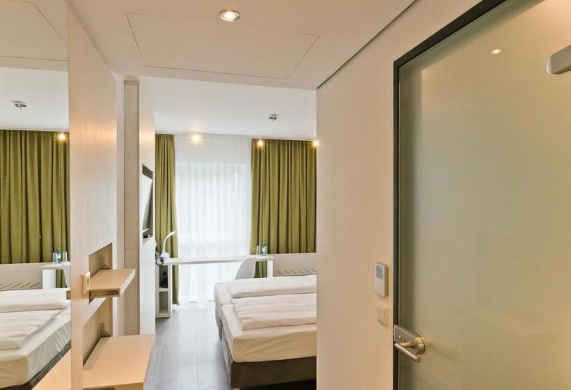 Hotel Super 8 Freiburg 9