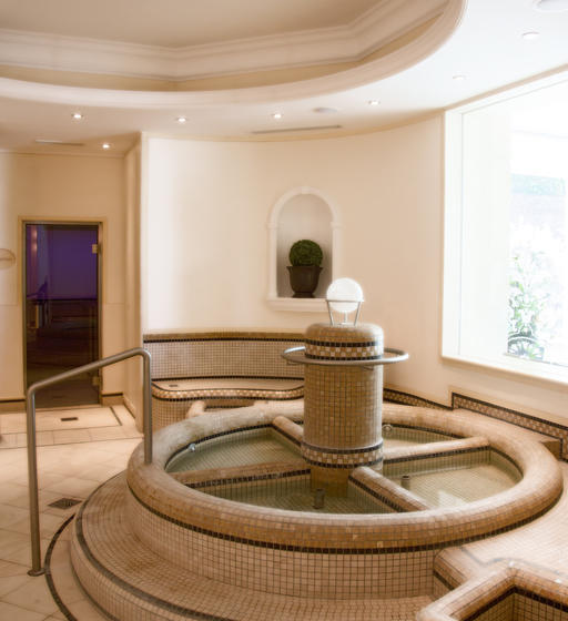 Thermenhotel Quellenhof 13