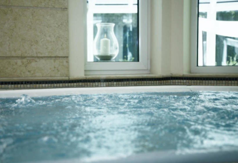 Thermenhotel Quellenhof 8