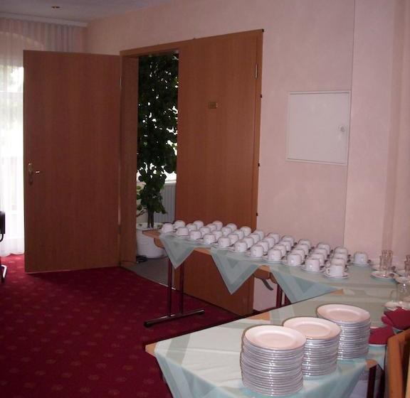 Gasthof Und Landhotel Zur Ausspanne 9