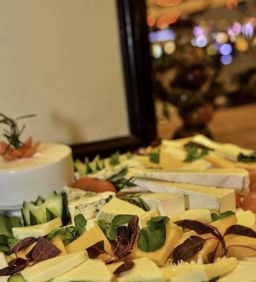 The Carousel Hotel & Acacia Place 9