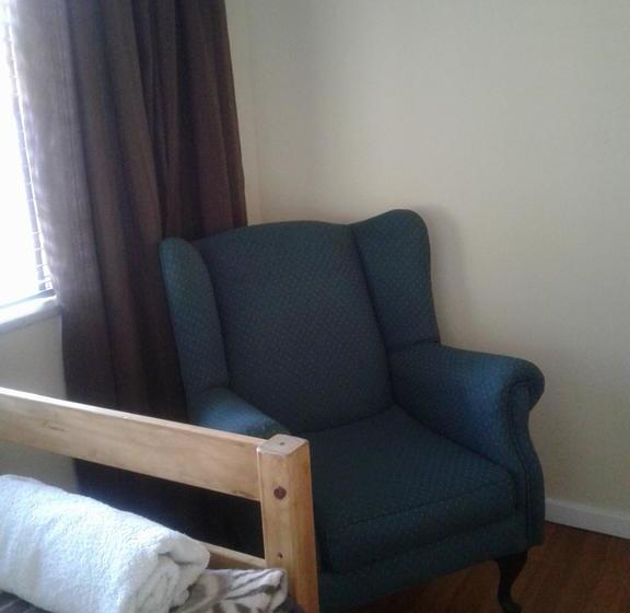 Auberge Hôtelière The Birches Backpacker Lodge 1