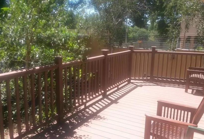 Auberge Hôtelière The Birches Backpacker Lodge 14