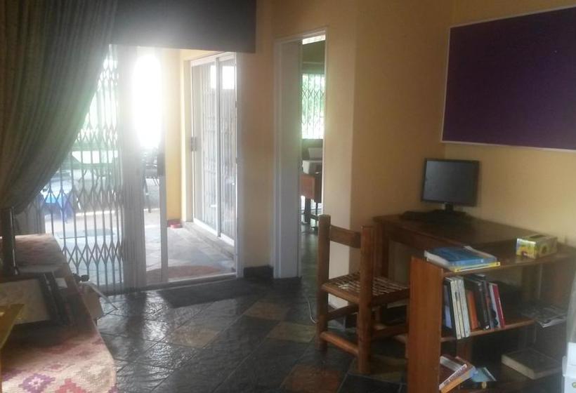 Auberge Hôtelière The Birches Backpacker Lodge 18