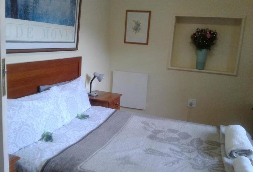 Auberge Hôtelière The Birches Backpacker Lodge 4