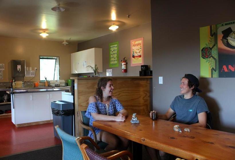 Sir Cedric S Fox Glacier Pod Hostel & Inn 10