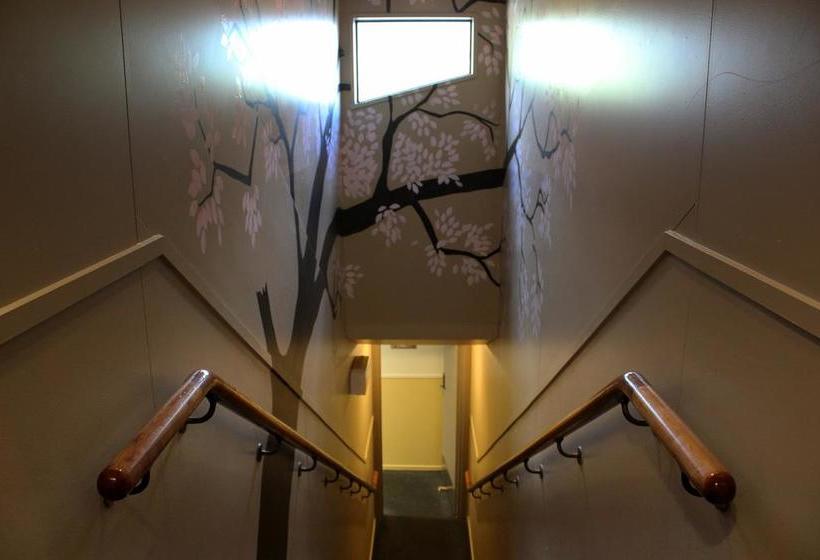 Sir Cedric S Fox Glacier Pod Hostel & Inn 8