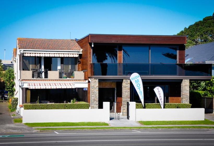 Aqua Beachfront Motel