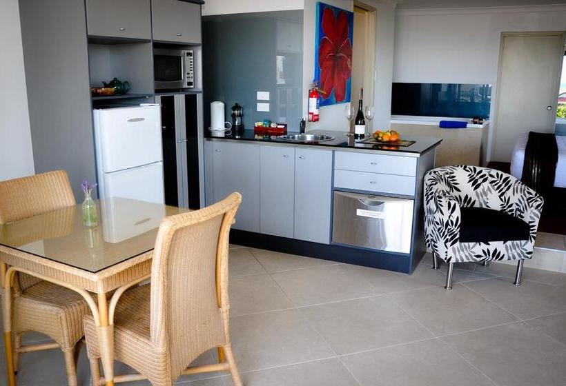 Aqua Beachfront Motel 13